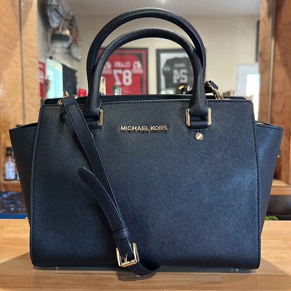 NEW! Authentic Michael Kors “Selma” handbag in black leather with gold hardware. - Picture 9 of 10